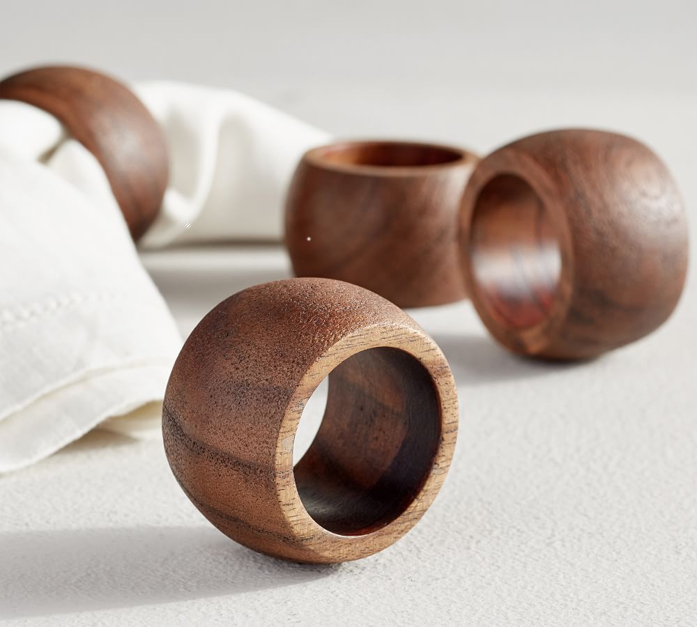 Rond de serviette en bois sur une table dressée
