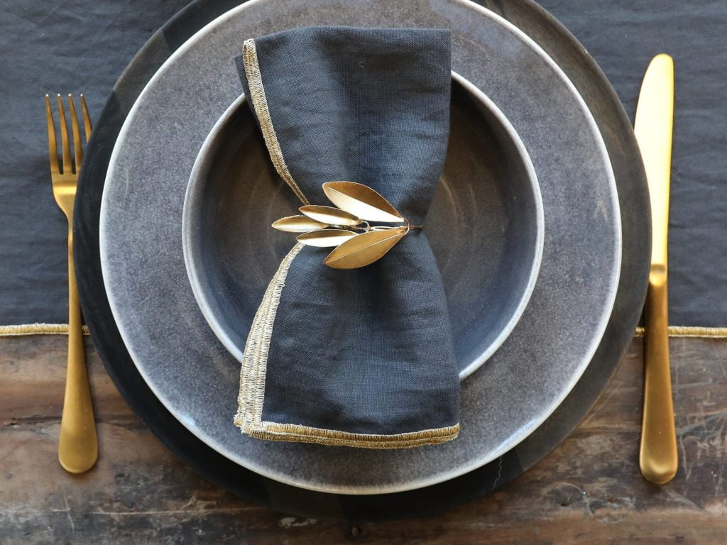 Rond de serviette doré sur une serviette en lin